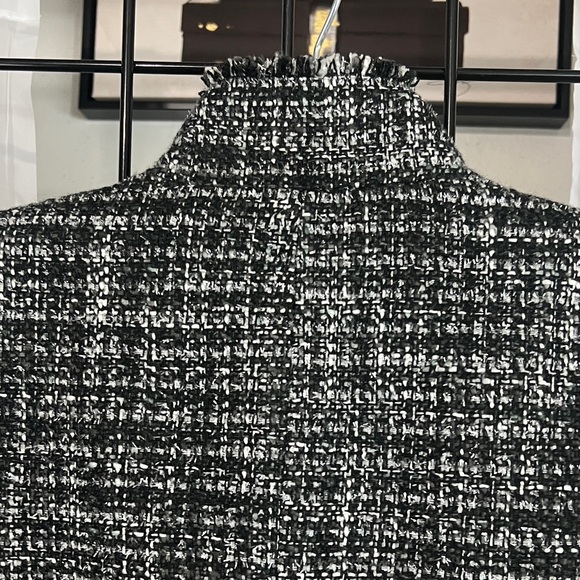 White House Black Market Elegant Long Black Jacket
EUC LIKE NEW - Picture 9 of 10